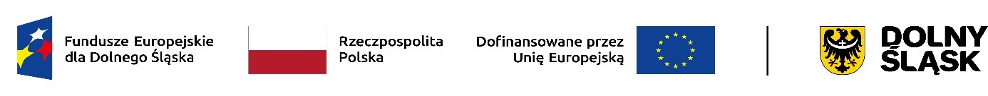 Logotypy Pasek FEDS. Poziomy układ znaków graficznych składający się z następujących po sobie elementów Znak Funduszy Europejskich złożony z symbolu graficznego przedstawiającego układ 3 gwiazd w kolorze żółtym, czerwonym i białym na tle granatowego trapezu wraz z nazwą Fundusze Europejskie dla Dolnego Śląska po prawej stronie. Znak barw Rzeczypospolitej Polskiej złożony z biało-czerwonego prostokąta wraz z nazwą Rzeczpospolita Polska po prawej stronie. Znak Unii Europejskiej złożony z flagi Unii Europejskiej przedstawiającej 12 gwiazd ułożonych w okrąg na granatowym prostokącie wraz z napisem Dofinansowane przez Unię Europejską po lewej stronie. Herb województwa z napisem Dolny Śląsk złożony ze znaku graficznego przedstawiającego czarnego orła na złotym tle wraz z napisem Dolny Śląsk po prawej stronie.