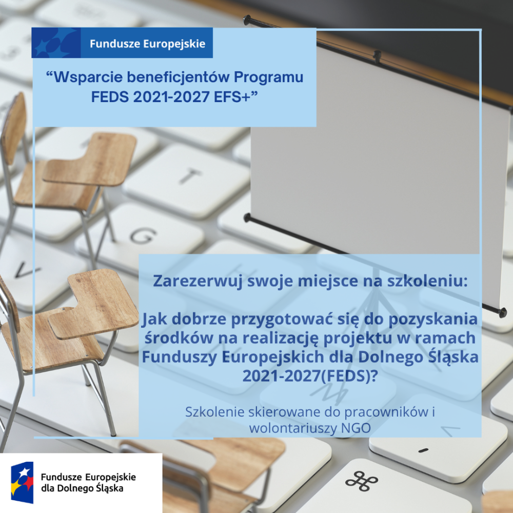 Plakat informacyjny o rekrutacji na szkolenie „Jak prawidłowo zrealizować projekt dofinansowany ze środków FEDS?” dla pracowników i wolontariuszy NGO. Na grafice widać fragment klawiatury komputerowej oraz ekran projektora i ustawione  krzesła szkolne.