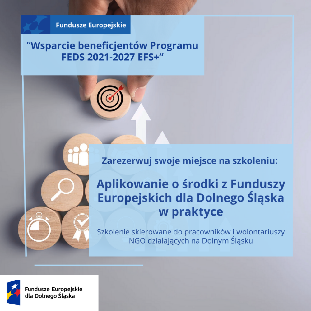 Plakat informacyjny o szkoleniu ,,Aplikowanie o środki z Funduszy Europejskich dla Dolnego Śląska     w praktyce". W tle widoczna jest ręka układająca drewniane krążki z symbolami pomysłów, celów i współpracy oraz logo ,Fundusze Europejskie dla Dolnego Śląska".