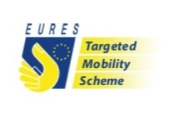Grafika przedstawia logo programu EURES Targeted Mobility Scheme. Po lewej stronie znajduje się stylizowana dłoń w kolorach żółtym i niebieskim z elementami nawiązującymi do flagi Unii Europejskiej (gwiazdy). Po prawej stronie widoczny jest napis ‘Targeted Mobility Scheme’ na tle w odcieniach żółtego i niebieskiego.